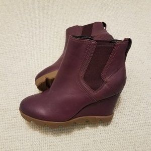 Sorel Joan Chelsea Wedge Boots Booties - Size 6.5 - Eggplant Purple Ice Wine